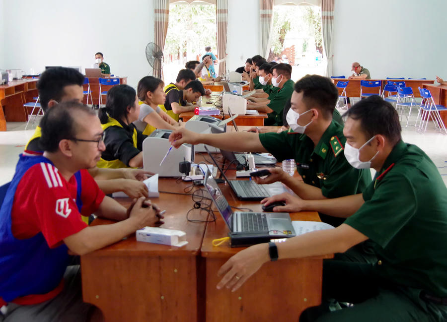 Lực lượng chức năng lấy lời khai, kiểm tra hồ sơ các công dân tại khu vực tiếp nhận.