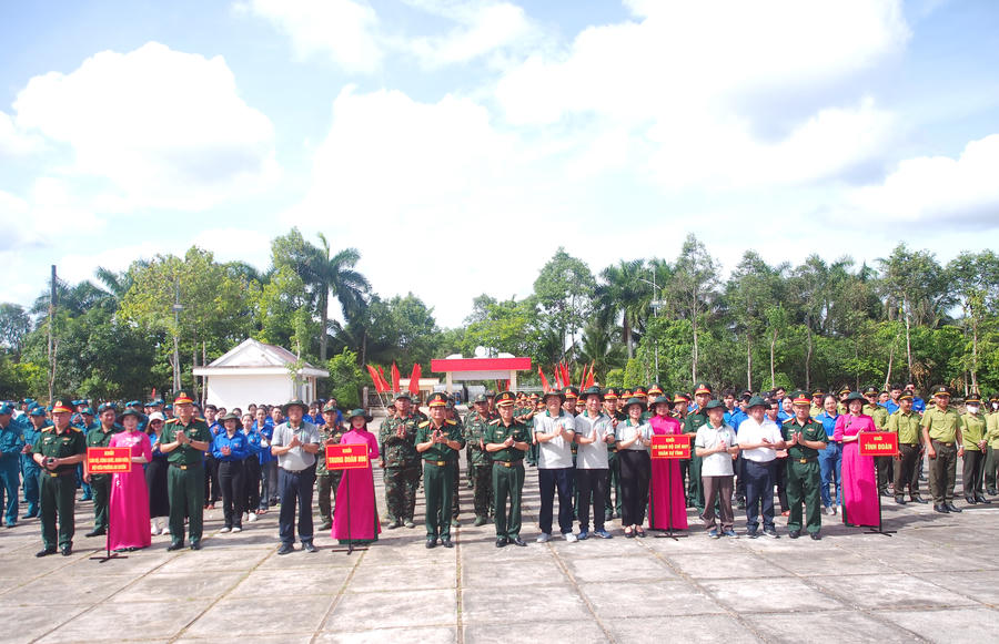 Đại biểu tham dự lễ phát động phong trào “Tết trồng cây đời đời nhớ ơn Bác Hồ”.