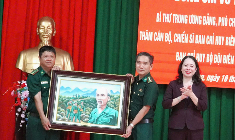 Ban Chỉ huy Biên phòng Cửa khẩu cảng Dương Đông nhận quà tặng lưu niệm do Bí thư Trung ương Đảng, Phó Chủ tịch nước Võ Thị Ánh Xuân. Ban Chỉ huy Biên phòng Cửa khẩu cảng Dương Đông nhận quà tặng lưu niệm do Bí thư Trung ương Đảng, Phó Chủ tịch nước Võ Thị Ánh Xuân.