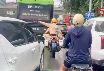 Hình ảnh các chiến sĩ CSGT mở đường cho xe chở sản phụ đến bệnh viện, sáng 16/5.
