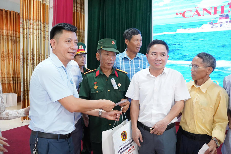 Thắm tình quân dân...