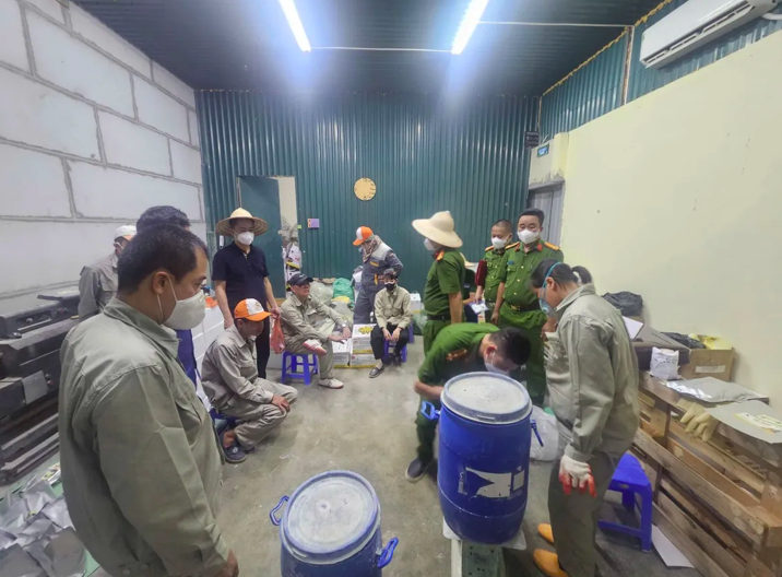 Bên trong cơ sở sản xuất thuốc diệt mối tại Khu công nghiệp Bình Phú. (Ảnh: Công an Phú Thọ). Bên trong cơ sở sản xuất thuốc diệt mối tại Khu công nghiệp Bình Phú. (Ảnh: Công an Phú Thọ).