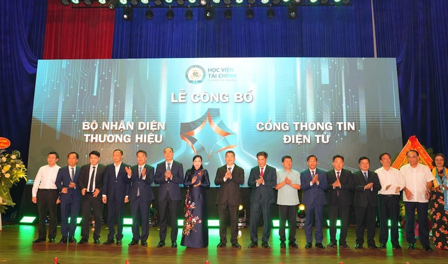 Các Đại biểu tham dự Lễ công bố bộ nhận diện thương hiệu và Cổng Thông tin điện tử Học viện Tài chính, đồng thời tổ chức Diễn đàn “Hợp tác và Phát triển” lần thứ II năm 2026, chào mừng Ngày Khoa học, Công nghệ và Đổi mới sáng tạo Việt Nam 18/5.