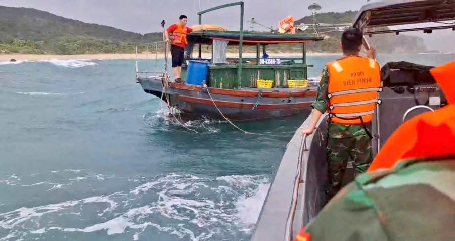 Đội tìm kiếm cứu hộ của Đồn Biên phòng Thanh Lân tìm thấy và tiếp cận phương tiện gặp nạn đang trôi dạt trên biển.