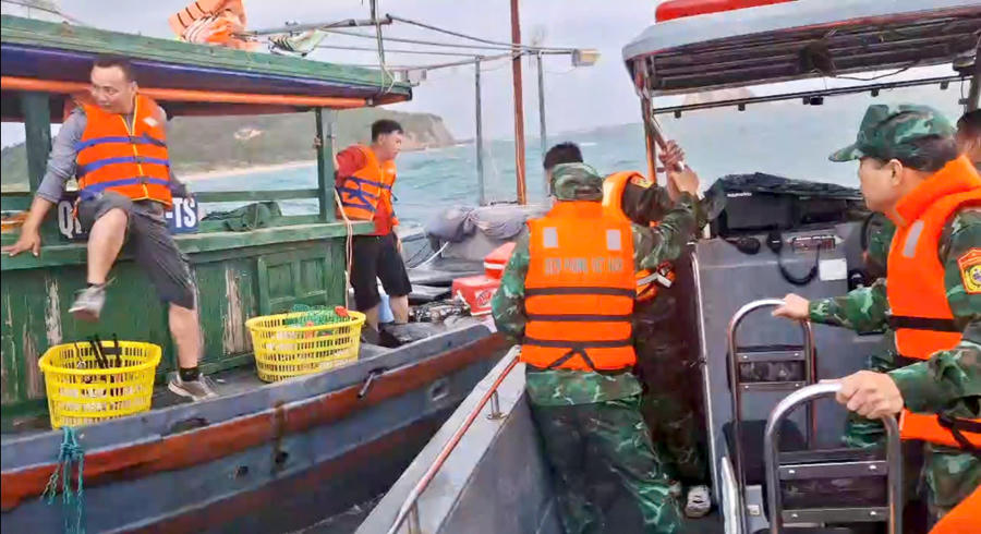 CBCS Đồn Biên phòng Thanh Lân đưa các ngư dân trên tàu gặp nạn lên xuồng cứu hộ. CBCS Đồn Biên phòng Thanh Lân đưa các ngư dân trên tàu gặp nạn lên xuồng cứu hộ.
