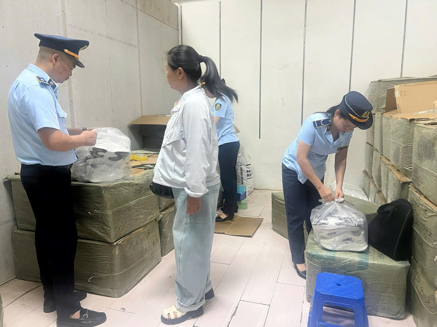 Đội QLTT số 1 khám kho hàng tại chợ Trung tâm, phường Móng Cái 1.