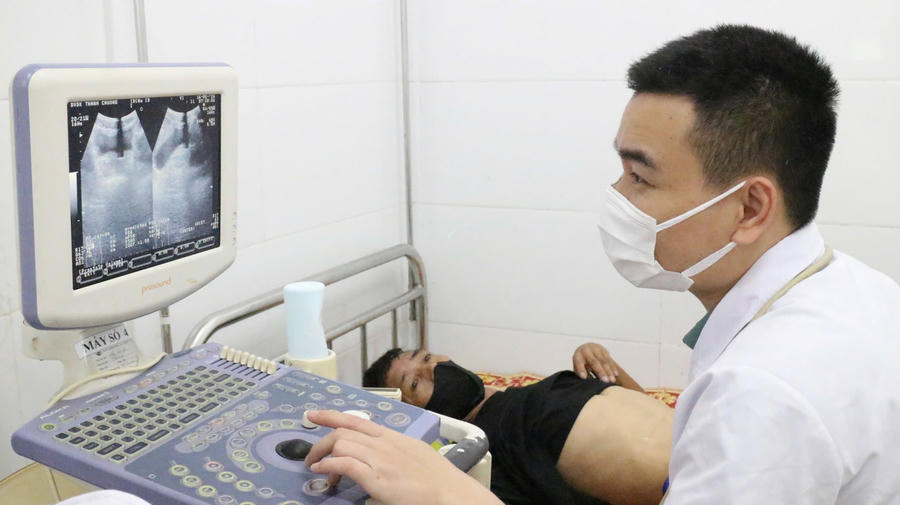 Y, Bác sĩ Bệnh viện Đa khoa Thanh Chương&nbsp;khám sức khỏe, khám sàng lọc miễn phí cho người dân trên địa bàn xã Hoa Quân.