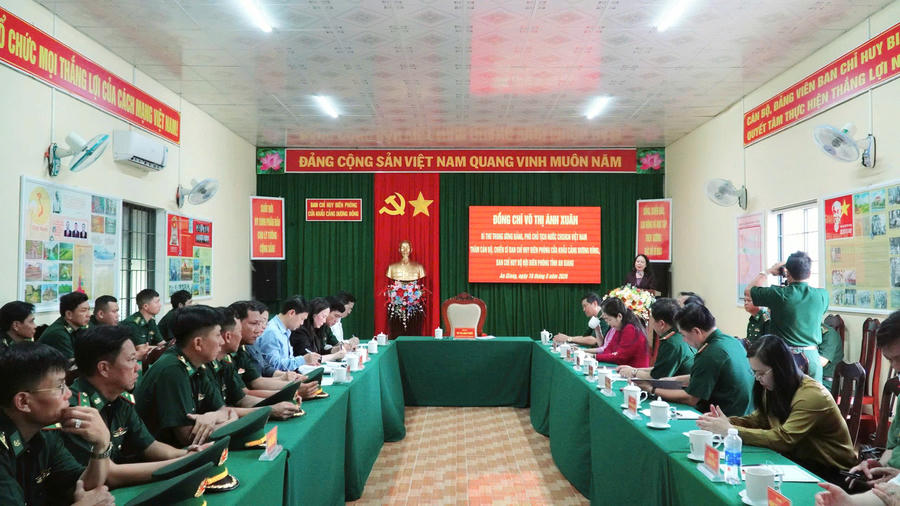 Quang cảnh buổi họp