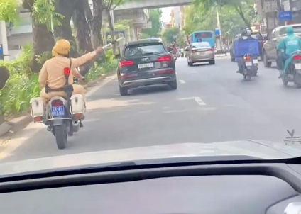 Hình ảnh các chiến sĩ CSGT thuộc Đội CSGT đường bộ số 3 hỗ trợ gia đình đưa cháu bé 5 tháng tuổi đi cấp cứu.
