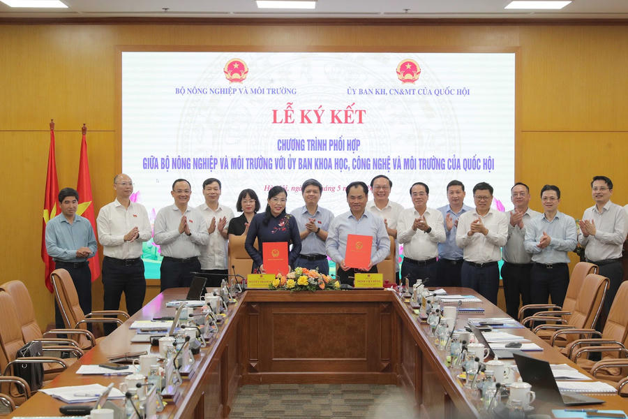 Lễ ký kết hợp tác giữa Bộ Nông nghiệp và Môi trường với Ủy ban Khoa học, Công nghệ và Môi trường của Quốc hội. (Ảnh: VGP)