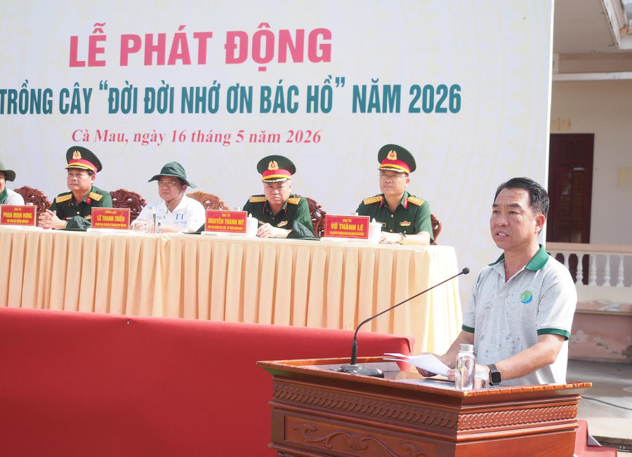 Ông Lữ Quang Ngời – Phó Bí thư Tỉnh ủy, Chủ tịch UBND tỉnh Cà Mau, phát động phong trào “Tết trồng cây đời đời nhớ ơn Bác Hồ”.