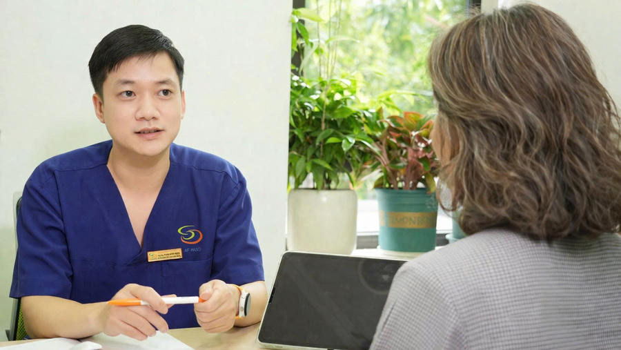 ThS.BS Phạm Minh Ngọc tư vấn cho bệnh nhân 51 tuổi.