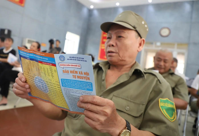 Người dân tìm hiểu chính sách về BHXH. Ảnh minh họa