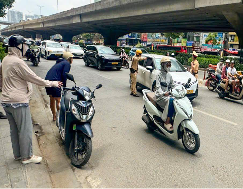Tổ công tác nhờ xe taxi hỗ trợ sản phụ đi cấp cứu.