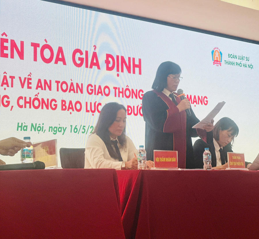 Hội đồng xét xử phiên tòa giả định.