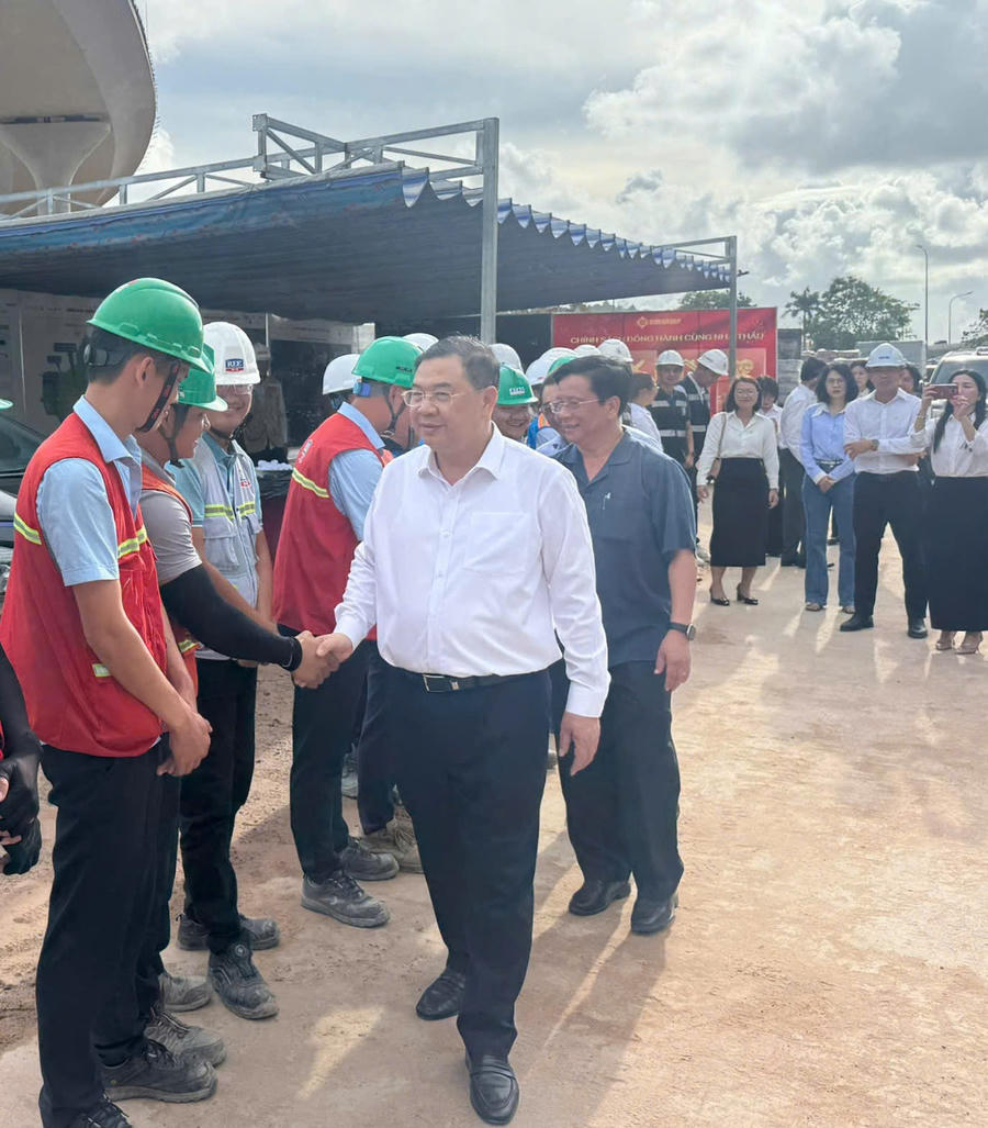 Phó Thủ tướng Thường trực Phạm Gia Túc ân cần thăm hỏi đội ngũ công nhân đang thi công trên công trường.