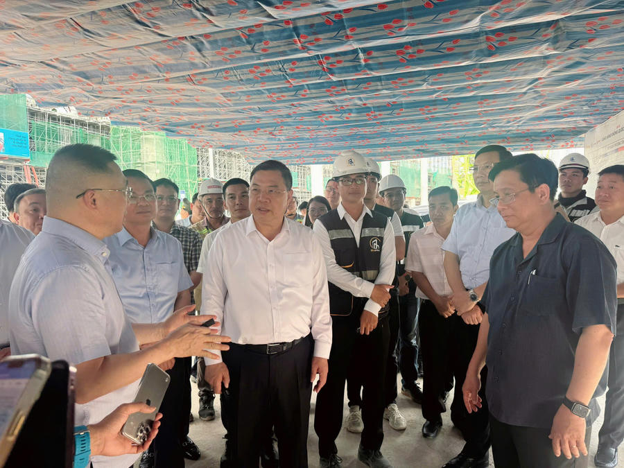 Phó Thủ tướng Thường trực Phạm Gia Túc trực tiếp kiểm tra các hạng mục như đường cất hạ cánh, Nhà ga hành khách T2 thuộc Dự án mở rộng Cảng hàng không quốc tế Phú Quốc 