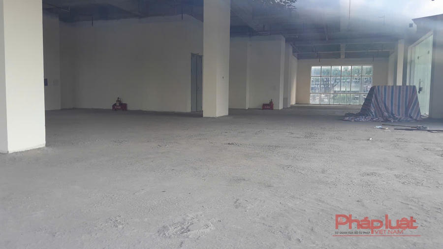 Sảnh tầng 1 trong những toà tái định cư vẫn để thô nền bê tông.