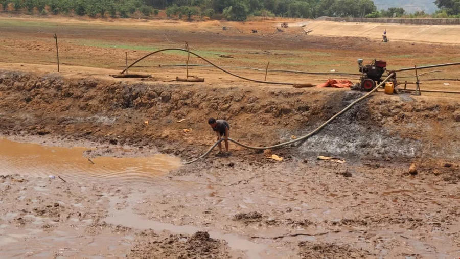 Các hồ nước phía Tây tỉnh Gia Lai cạn trơ đáy, không có nước tưới cho cây trồng. Ảnh Hồng Điệp