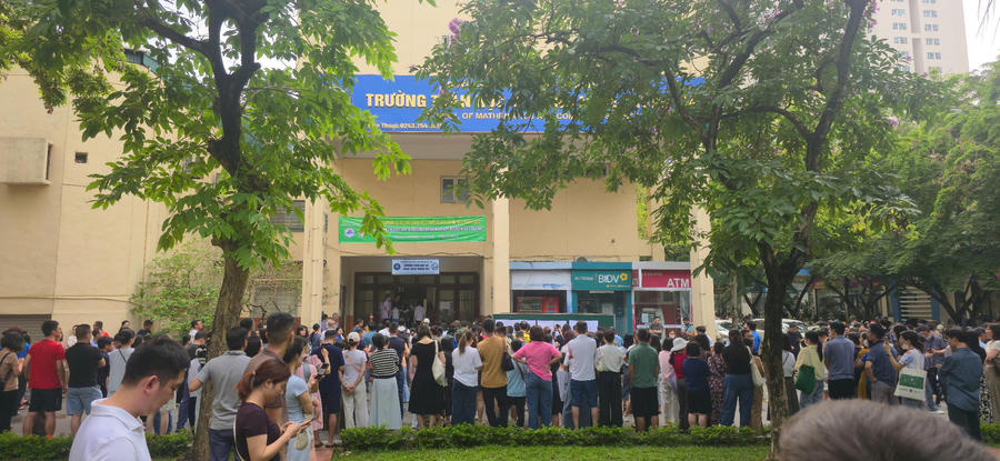 Mặc dù số lượng phụ huynh và học sinh có mặt rất đông, nhưng lực lượng làm nhiệm vụ đã hướng dẫn rất tận tình nên mọi việc đều diễn ra an toàn.