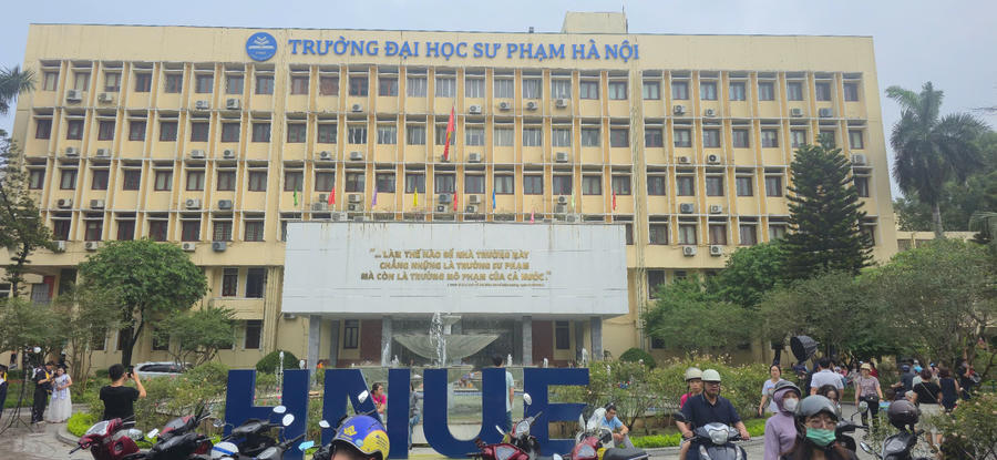 Các phụ huynh đưa con đến dự thi với mong muốn con được học một trong những trường Top trên địa bàn Thủ đô.