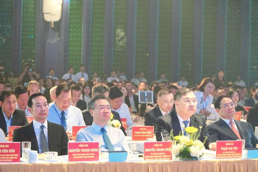 Các đại biểu là lãnh đạo, nguyên lãnh đạo Đảng và Nhà Nước tham dự hội nghị.