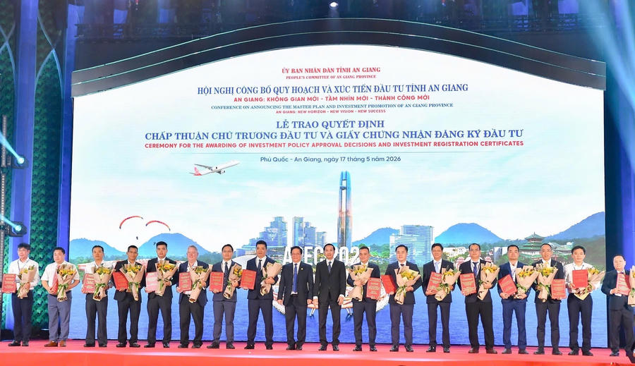UBND tỉnh An Giang trao quyết định chấp thuận chủ trương đầu tư và giấy chứng nhận đăng ký đầu tư cho 19 dự án với tổng số vốn hơn 66.000 tỉ đồng