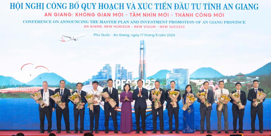 Phó Chủ tịch UBND tỉnh An Giang Lê Văn Phước và Phó Chủ tịch UBND tỉnh An Giang Nguyễn Thị Minh Thúy tặng hoa cảm ơn các đơn vị đồng hành góp phần vào thành công của hội nghị.
