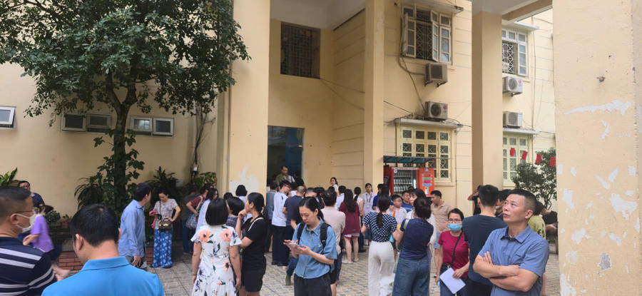 Các phụ huynh đưa con đến dự thi với mong muốn con được học một trong những trường Top trên địa bàn Thủ đô.