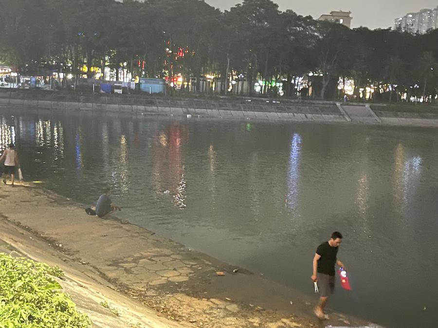 Mặc dù cá chết nhiều và có mùi hôi thối nhưng vẫn xuất hiện người soi cá và câu cá