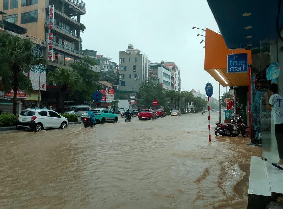 Ngập úng tại khu vực cầu Kênh Liêm.