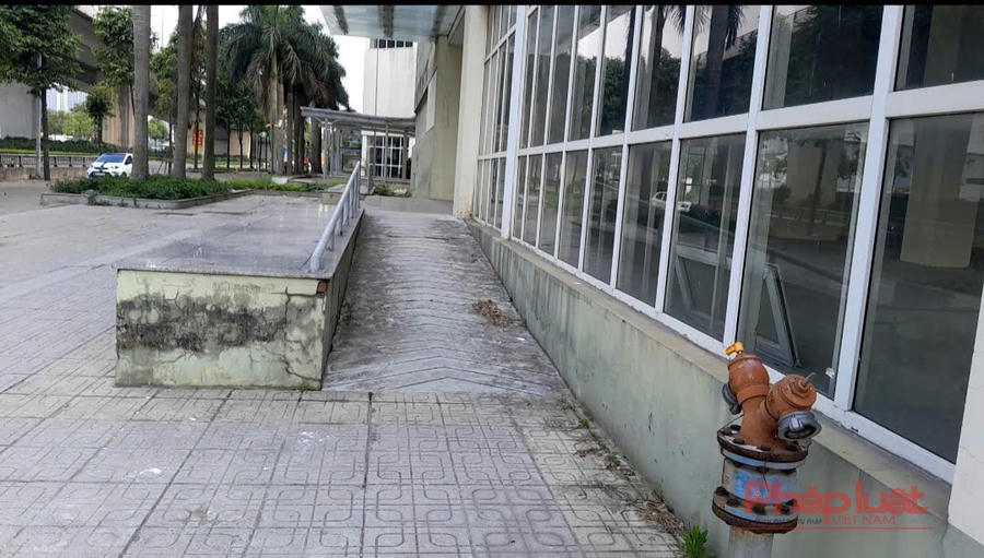 Dự án nhà ở tái định cư (phường Thượng Thanh cũ) gồm 5 tòa chung cư đã hoàn thiện từ nhiều năm trước, song đến nay nhiều hạng mục vẫn rơi vào cảnh bỏ không, gây lãng phí quỹ nhà.