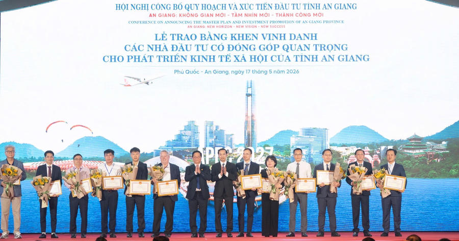 Chủ tịch UBND tỉnh An Giang Hồ Văn Mừng và Chủ tịch HĐND tỉnh An Giang Nguyễn Thanh Nhàn trao tặng Bằng khen của Chủ tịch UBND tỉnh An Giang nhằm vinh danh các doanh nghiệp có dự án đầu tư và đóng góp quan trọng cho sự phát triển kinh tế - xã hội của tỉnh An Giang.