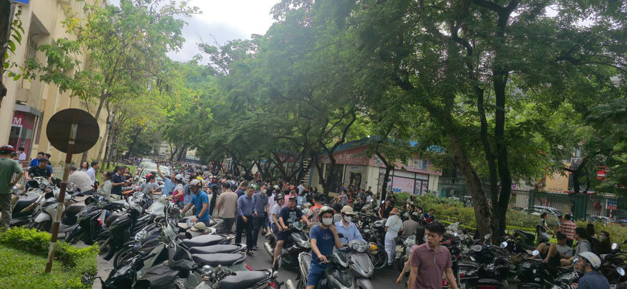 Mặc dù số lượng phụ huynh và học sinh có mặt rất đông, nhưng lực lượng làm nhiệm vụ đã hướng dẫn rất tận tình nên mọi việc đều diễn ra an toàn.