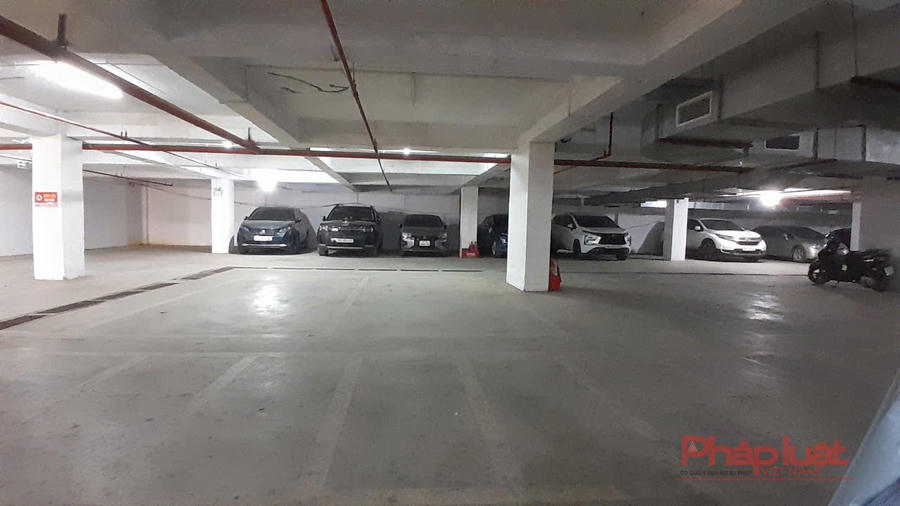 Hầm để xe rộng rãi do ít người tới ở.