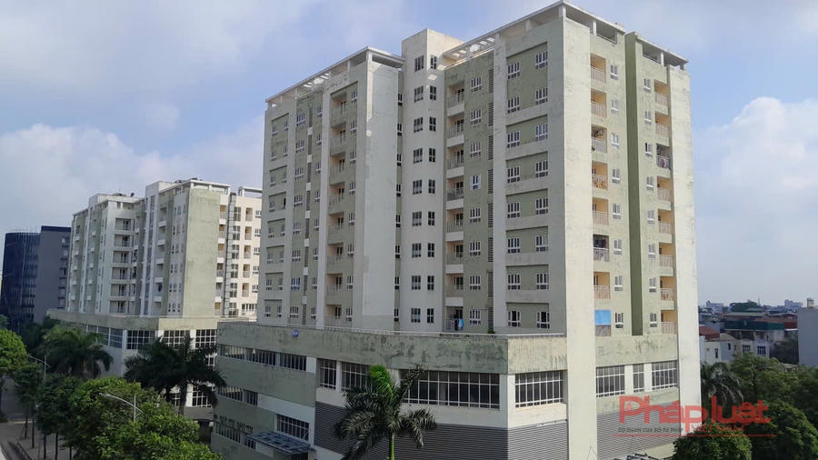 Khu tái định cư Thượng Thanh nằm trên đường Lý Sơn thuộc phường Thượng Thanh, quận Long Biên cũ (nay là phường Việt Hưng) tiếp giáp trực tiếp tuyến Vành đai 2 - cầu vượt dầm thép hướng quốc lộ 5 đi cầu Đông Trù và gần nút giao Ngô Gia Tự - Nguyễn Văn Cừ, được đề xuất bố trí 142 căn hộ phục vụ công tác di dời các hộ dân để triển khai dự án xây cầu Tứ Liên và cầu Trần Hưng Đạo.