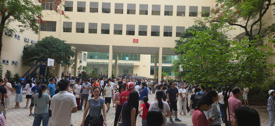 Các phụ huynh đưa con đến dự thi với mong muốn con được học một trong những trường Top trên địa bàn Thủ đô.