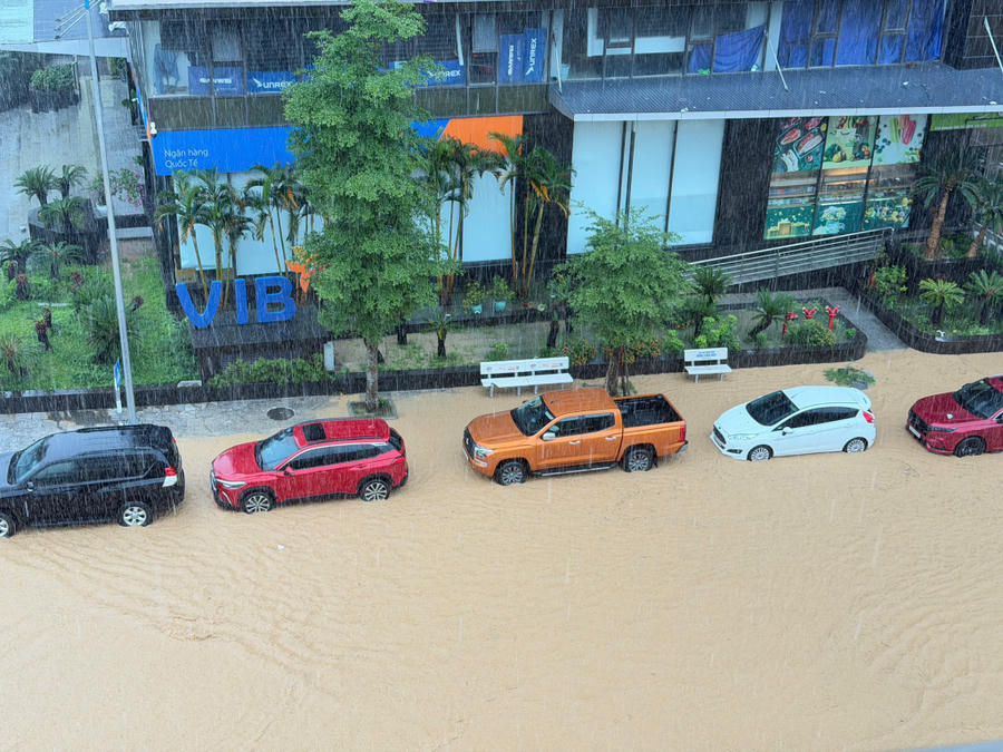 Mưa lớn gây ngập tại khu vực Cột 5, phường Hạ Long.