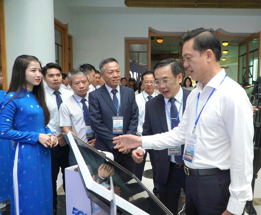 Chủ tịch UBND đặc khu Phú Quốc thăm quan giang hàng của VNPT