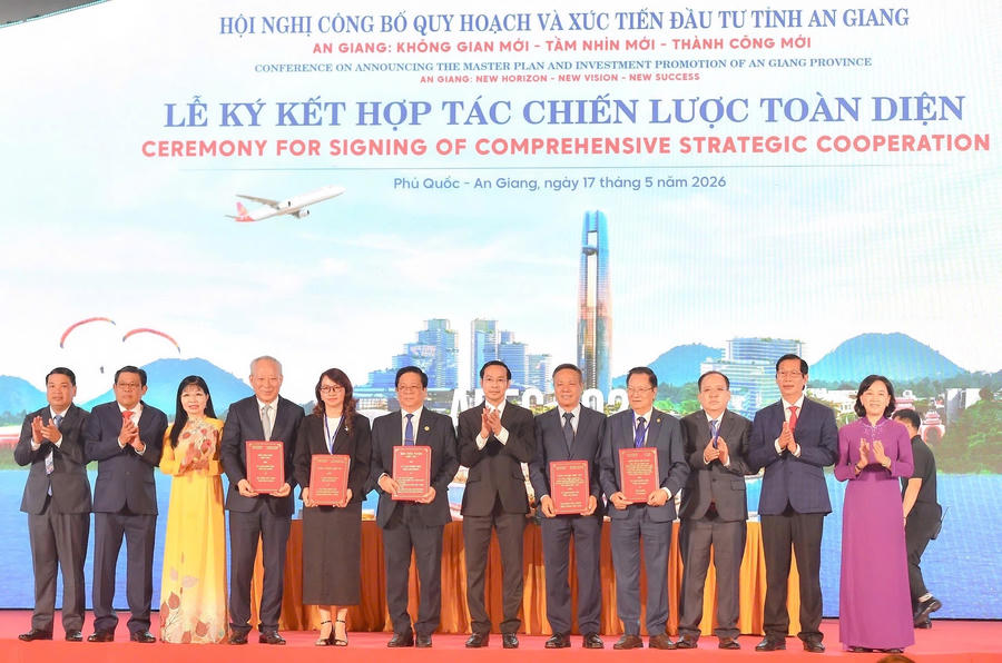 Ủy viên Ban Chấp hành Trung ương Đảng, Phó Bí thư Tỉnh ủy, Chủ tịch UBND tỉnh An Giang Hồ Văn Mừng ký kết hợp tác toàn diện với các đối tác chiến lược.