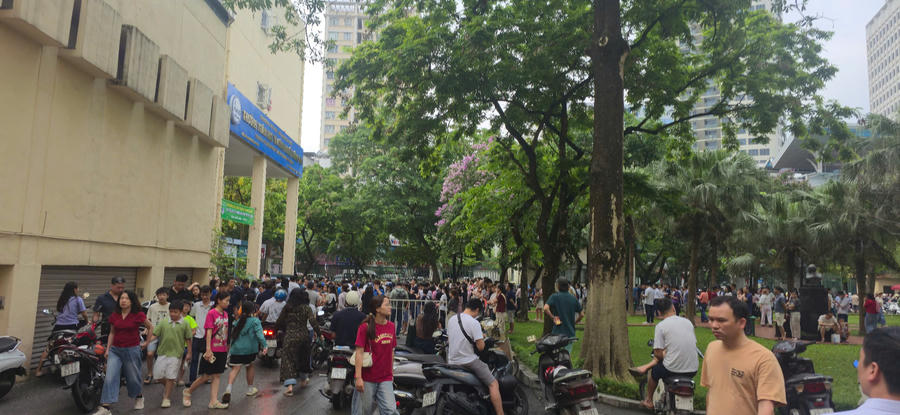 Mặc dù số lượng phụ huynh và học sinh có mặt rất đông, nhưng lực lượng làm nhiệm vụ đã hướng dẫn rất tận tình nên mọi việc đều diễn ra an toàn.