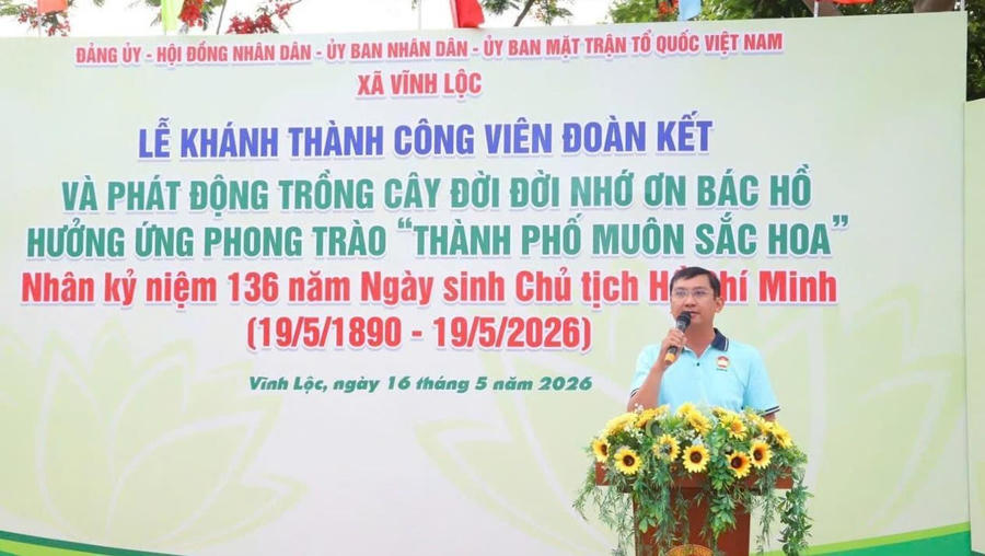 Ông Trần Vũ Hữu Duy, Đảng ủy viên, Phó Chủ tịch UBND xã Vĩnh Lộc phát động phong trào “Trồng cây đời đời nhớ ơn Bác Hồ”.