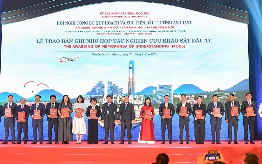 Ủy viên Ban Thường vụ Tỉnh ủy, Phó Chủ tịch UBND tỉnh An Giang Nguyễn Thanh Phong và Tỉnh ủy viên, Phó Chủ tịch UBND tỉnh An Giang Lê Trung Hồ trao bản ghi nhớ hợp tác nghiên cứu, khảo sát đầu tư cho 24 nhà đầu tư chiến lược.