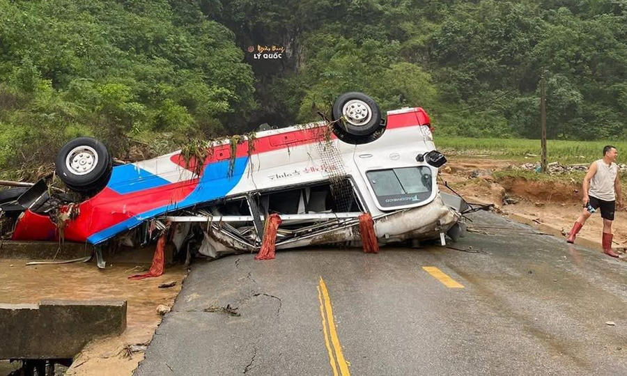Ô tô gặp nạn tại Cao Bằng do ảnh hưởng nghiêm trọng từ mưa lũ.