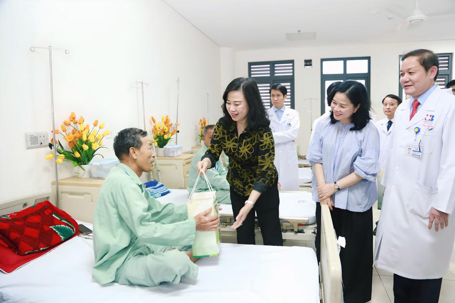 Bộ trưởng Bộ Y tế Đào Hồng Lan tặng quà cho bệnh nhân có hoàn cảnh khó khăn đang điều trị. (Ảnh: Moh)