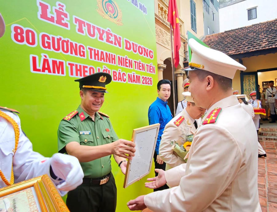 Đại tá Nguyễn Ngọc Quyền – Phó Giám đốc CATP trao Chứng nhận gương mặt thanh niên tiên tiến Công an Thủ đô làm theo lời Bác.