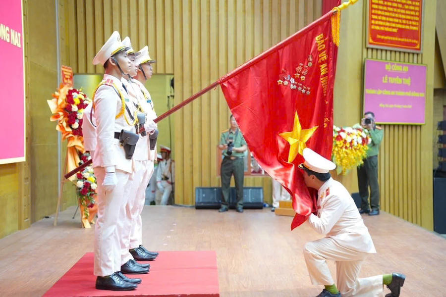 Thiếu tướng Nguyễn Đức Hải, Ủy viên Ban Thường vụ Thành ủy, Giám đốc Công an thành phố Đồng Nai thực hiện nghi lễ tuyên thệ tại buổi lễ công bố thành lập Công an thành phố Đồng Nai.
