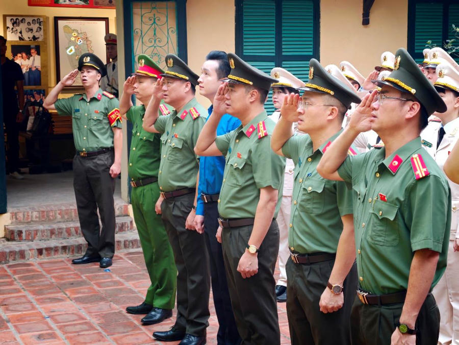 Các đại biểu thực hiện nghi lễ Chào cờ tại Lễ tuyên dương.