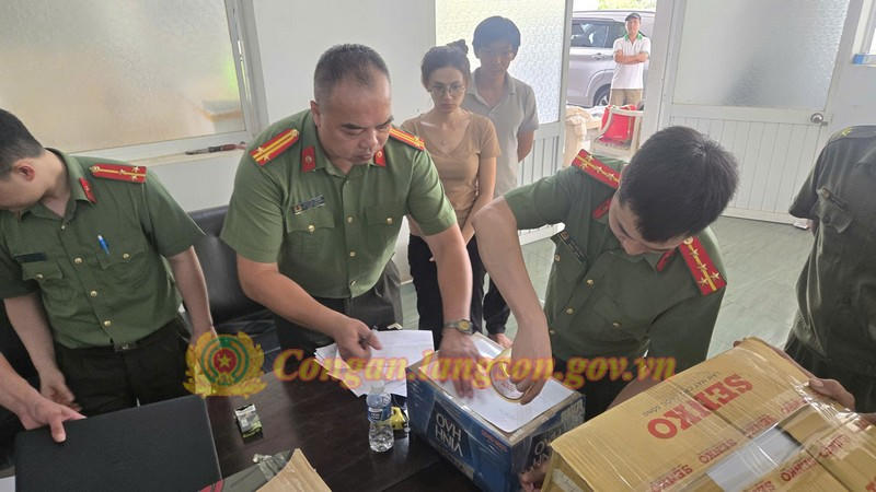 Lực lượng chức năng khám xét tại Văn phòng làm việc của Công ty Đường Lâm. (Ảnh: CALS)