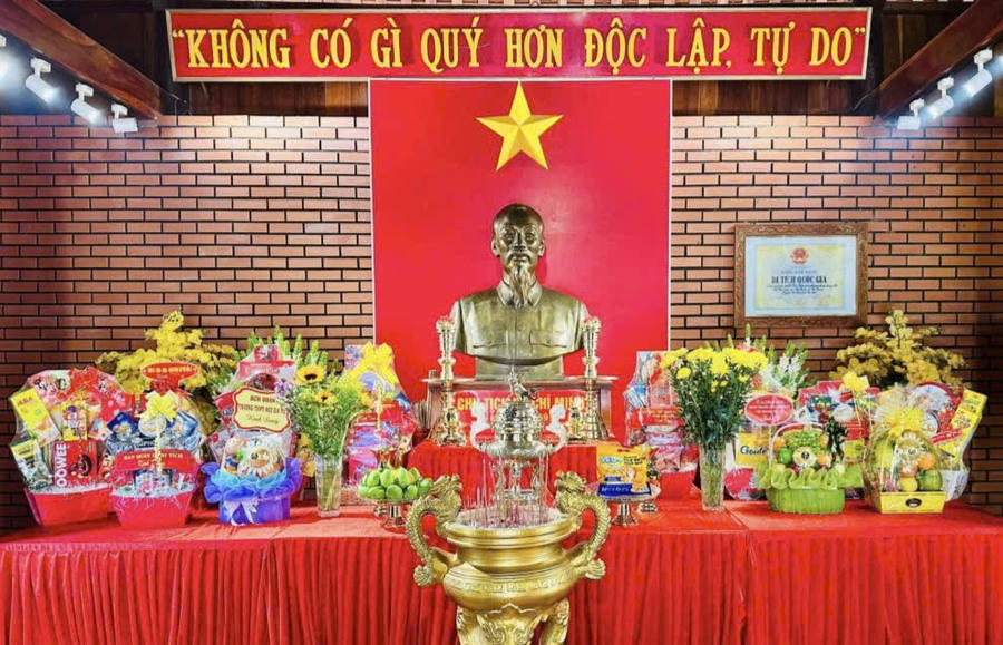 Đắk Lắk dâng hương kỷ niệm 136 năm Ngày sinh Bác Hồ kính yêu. Ảnh: Dương Hùng